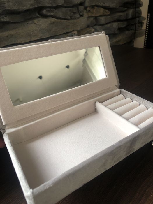 Elegancka szaktułka na biżuterię 48tknd