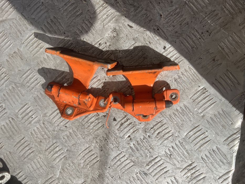 Петля двери рено премиум renault premium год 2002