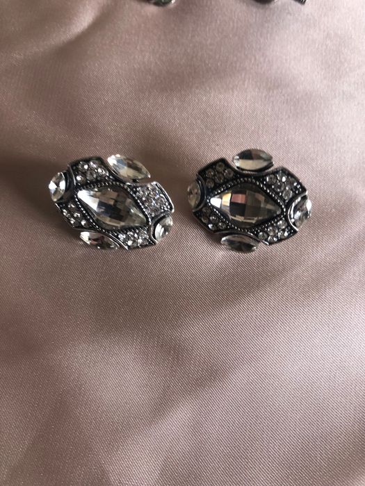 Brincos em metal e com pedras muito finos