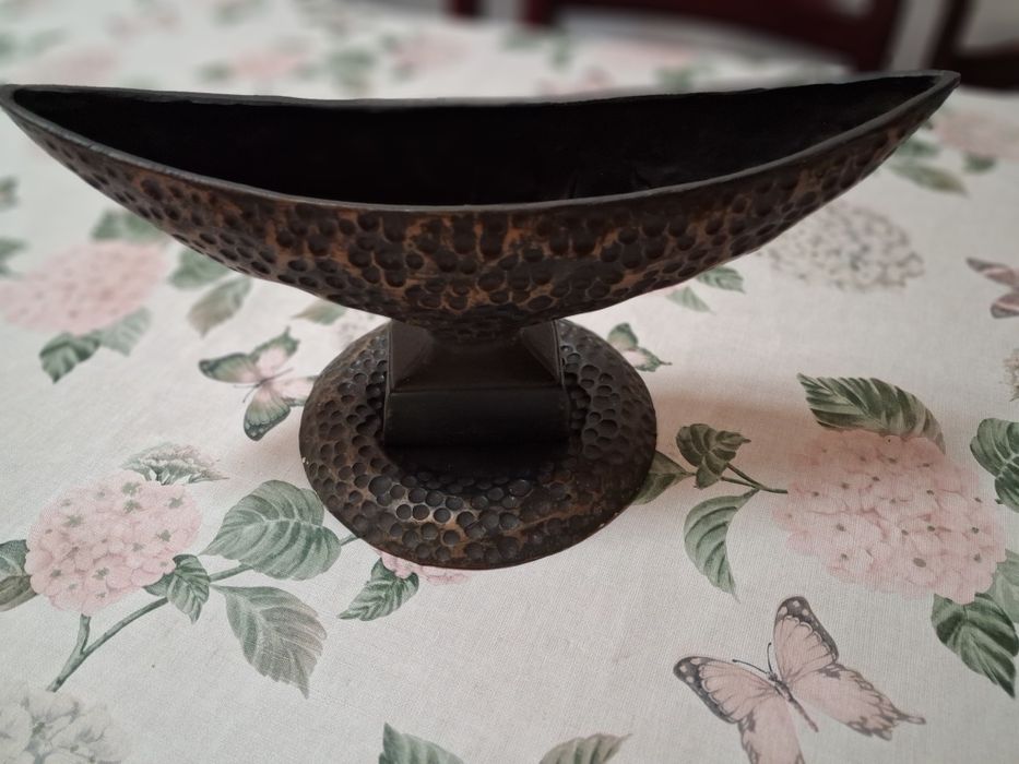 Peça decorativa em resina imitando bronze