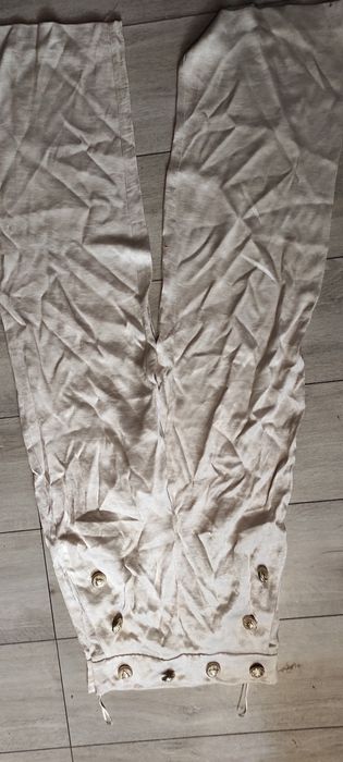 Spodnie z ozdobnymi guzikami