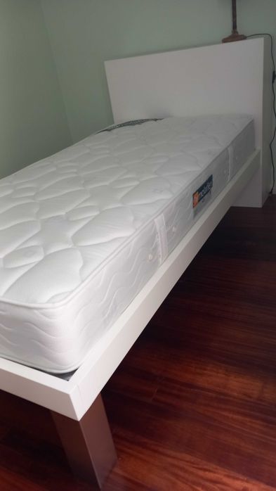 Cama lacada com estrato e colchão