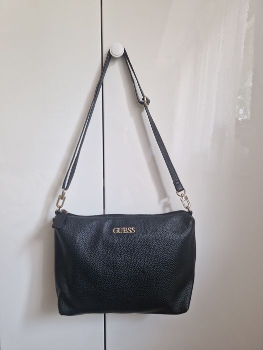 Guess mała czarna torebka na ramię ekoskóra