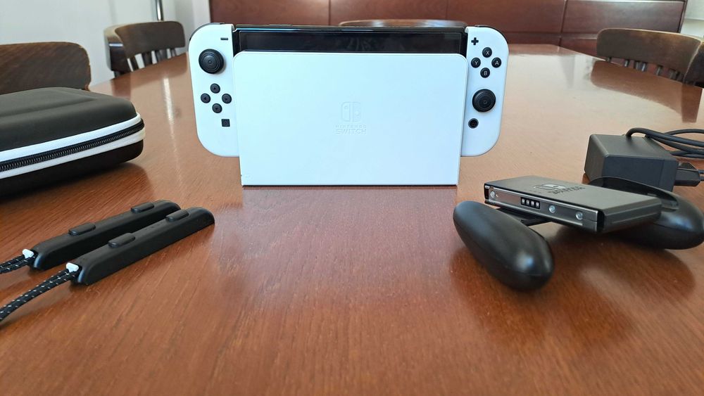Nintendo Switch OLED Branca C/Nova + Mala Portátil + Vidro Protetor + Thumb Grips