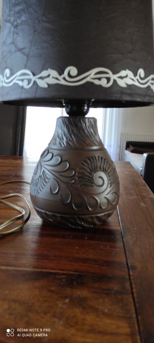 Lampka nocna rzeźbiona podstawą