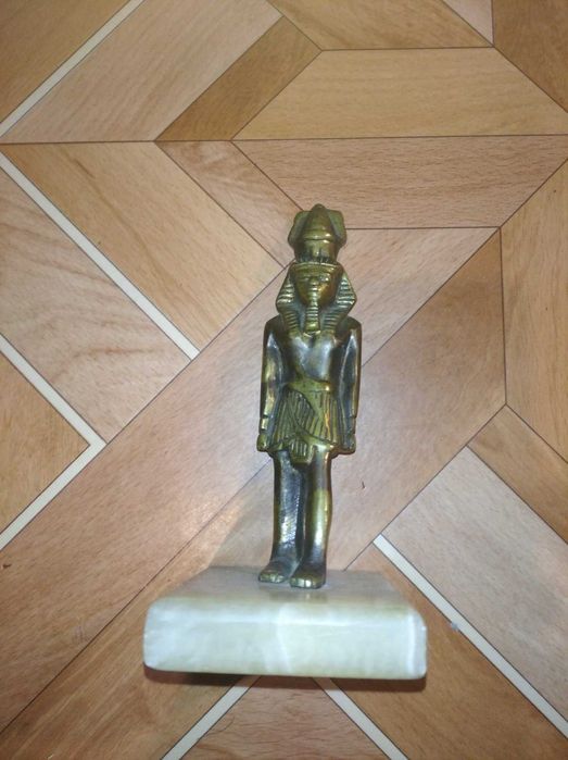 Бронзова фігура фараона Рамзес