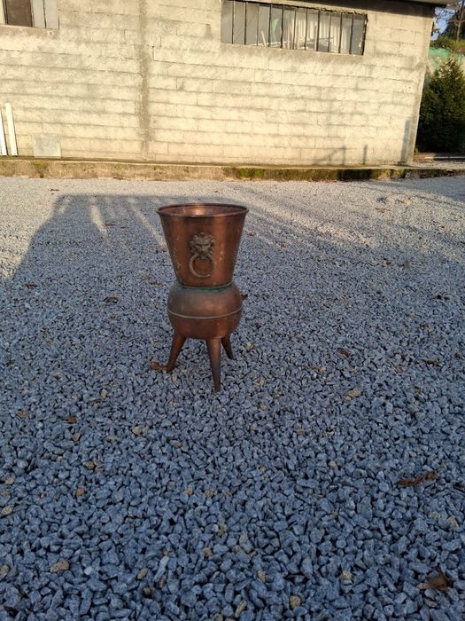 Pote em cobre antigo