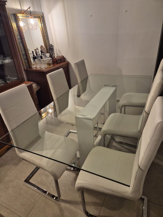 Mesa de jantar em vidro com 6 cadeiras