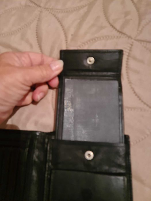 Carteira para homem, em castanho escuro, diversos compartimentos