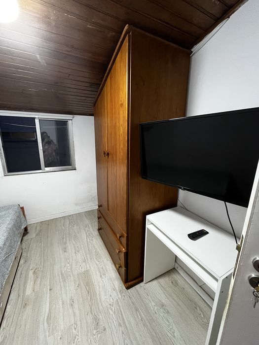 Alugo quarto de solteiro