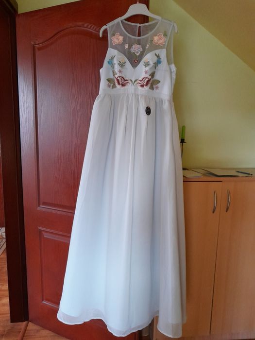 Długa suknia z haftem 40 ChiChi London z metką