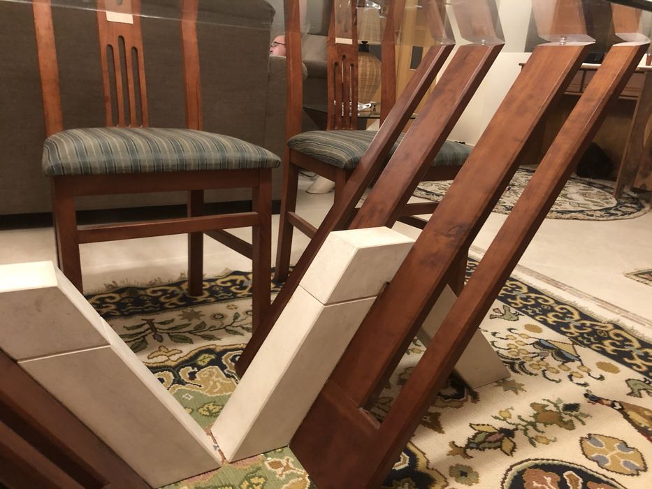 Mesa de sala em madeira e pedra com tampo de vidri
