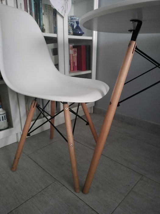 Mesa + 2 cadeiras