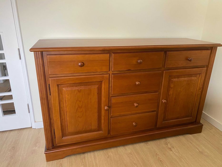 Aparador em madeira maciça Novo