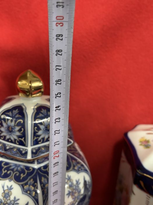 Pote em porcelana com pavoes