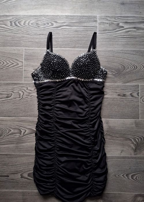 Неймовірна чорна сукня з паєтками і стразами
