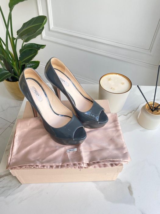 Buty na obcasie i platformie Prada