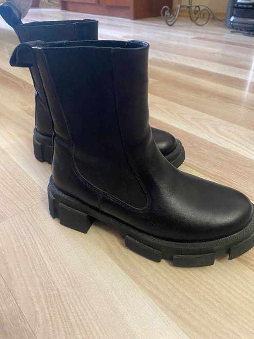 Напівчоботи шкіряні ,в хорошому стані