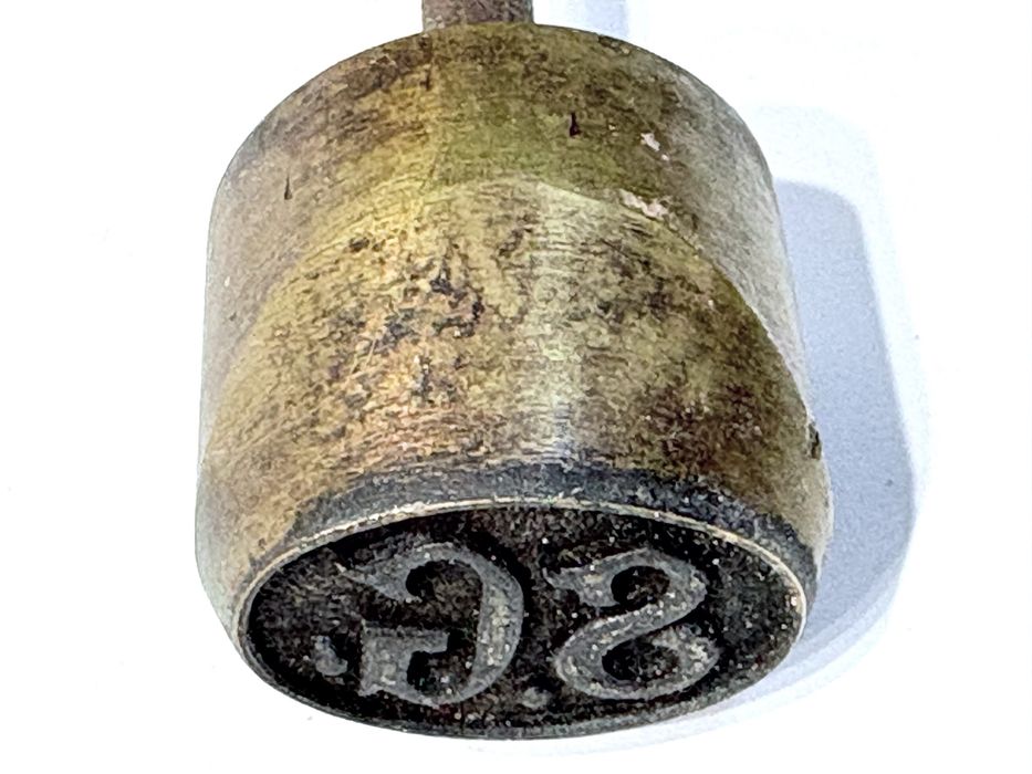 Antigo ferro de stampar / ferro de marcas / carimbo de cabo comprido com monogramas