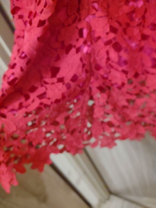 Sukienka ażurowa amarant