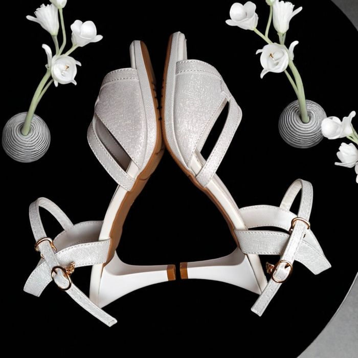 Nowe białe sandały damskie na obcasie z błyszczącą poświatą wygodne bu