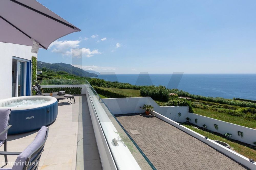 Moradia T3 Premium com Vista Mar Deslumbrante e Licença de Alojamento