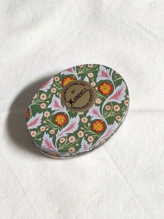 Vela pequena lata sandalo Kandell 1970/80 vintage (made in England)(novo)
