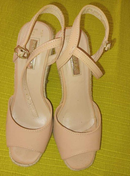 Sandálias de cunha nude