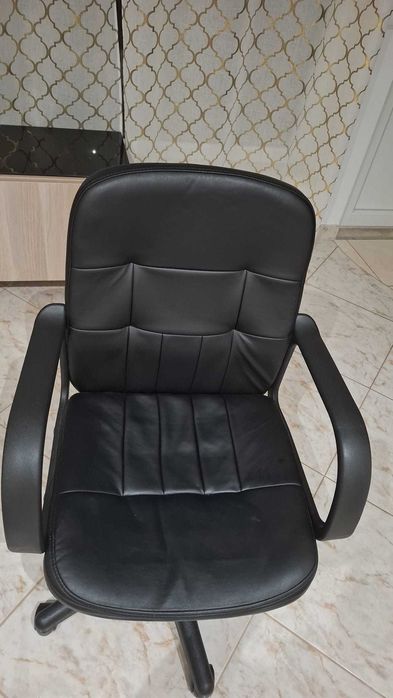 Varias cadeira para escritorio