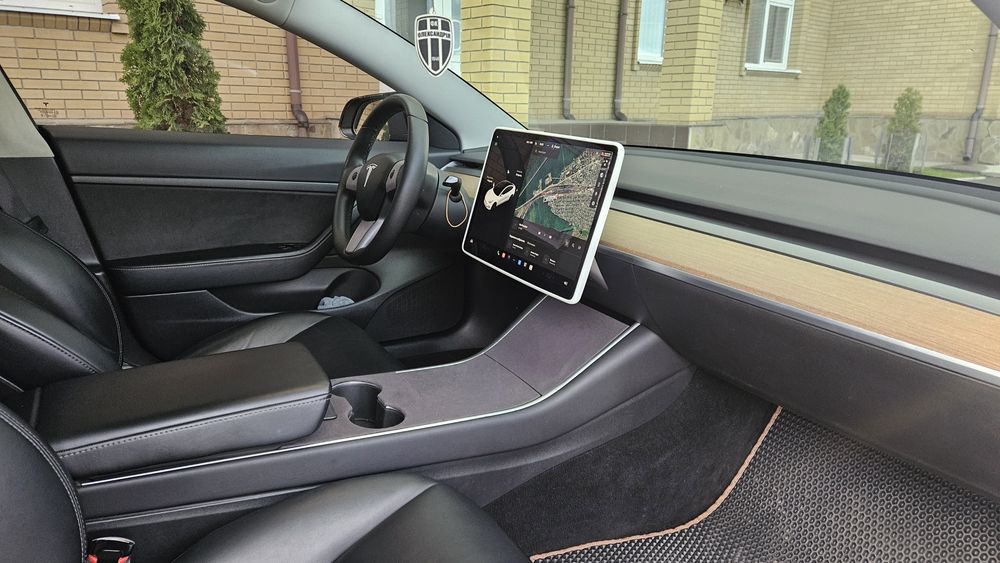 Продам tesla model 3