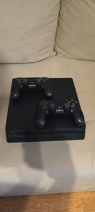 Rezerwacja! Konsola PS4+dwa oryginalne pady