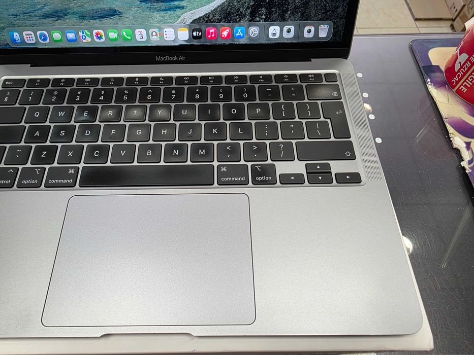 Macbook Air 13 2020/ Apple M1/ 8GB DDR4/ 256GB/ 409 cykli ładowania/ Grade B/ Space Gray/ technicznie OK/ GW 6 MSC