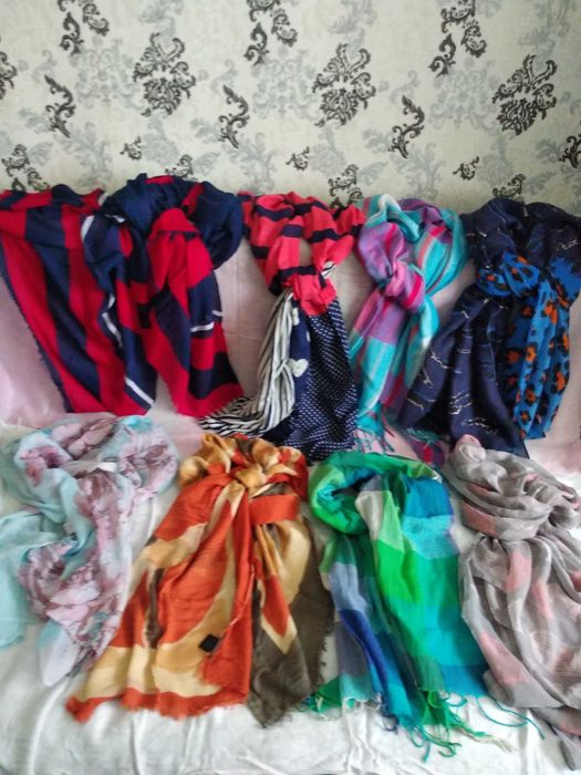 Шарфи жіночі на різний смак.