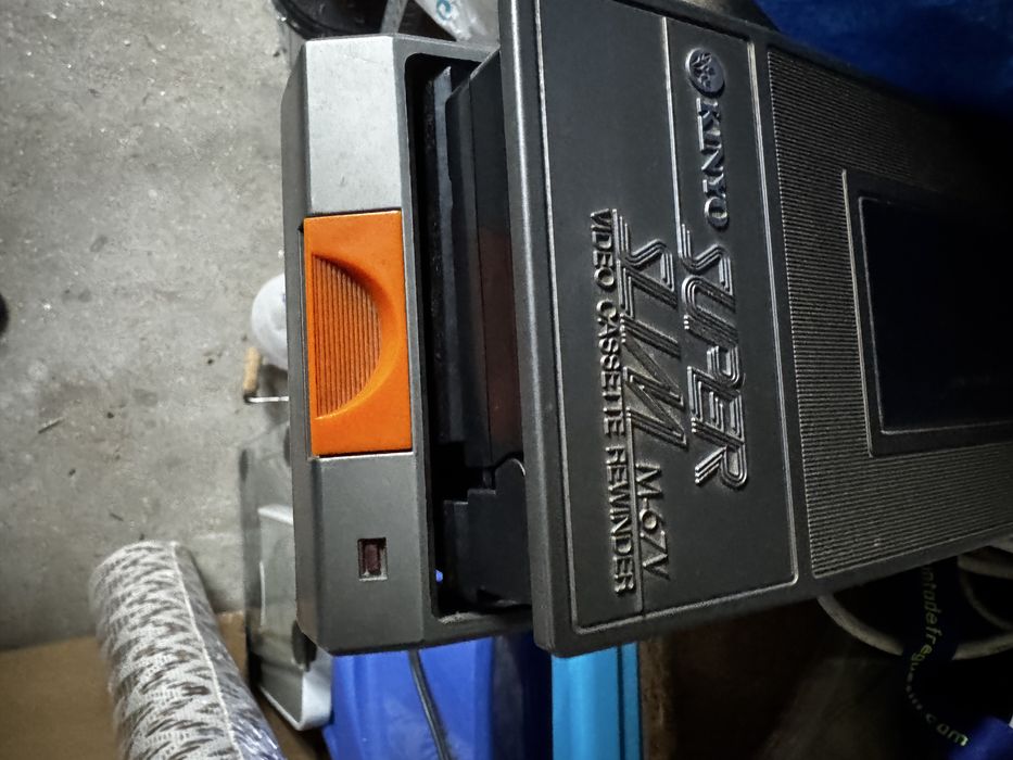 Rebobinador de cassetes VHS Kinyo.