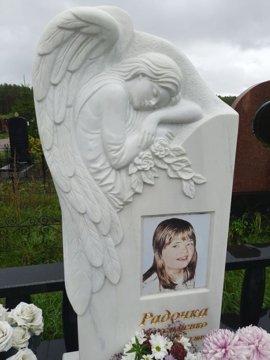 Памʼятники з граніту та мармуру.