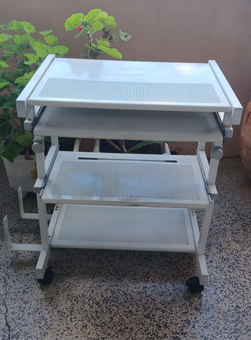 2 Mesas de computador metálicas