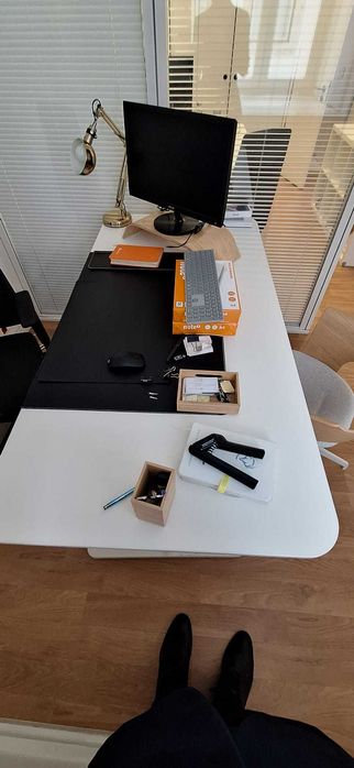 Secretária de Escritório com Tampo Branco e Pernas Reguláveis