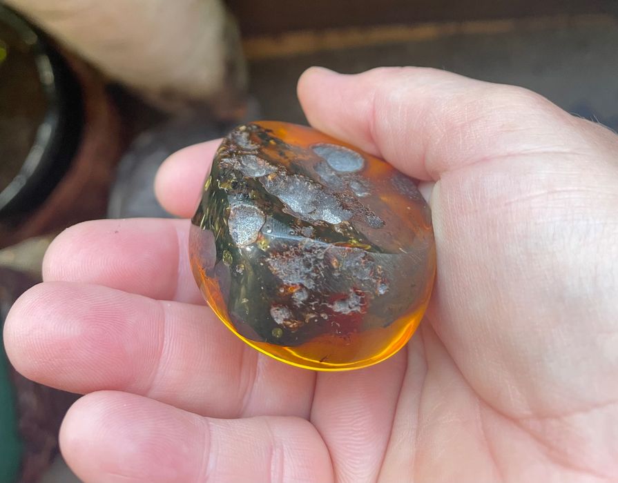 Nowa duża bryłka naturalnego bursztynu z chmurką