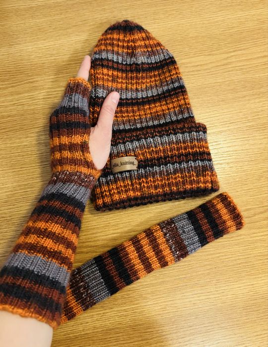 В’язаний комплект: шапка та мітенки