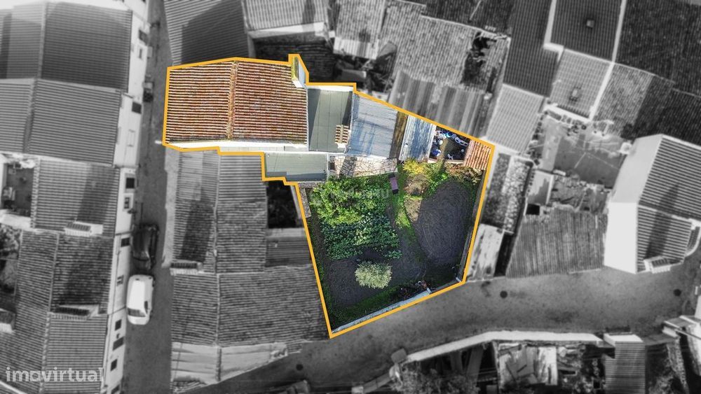 Moradia T3 habitável c/ Quintal e Enorme Potencial de Transformação –