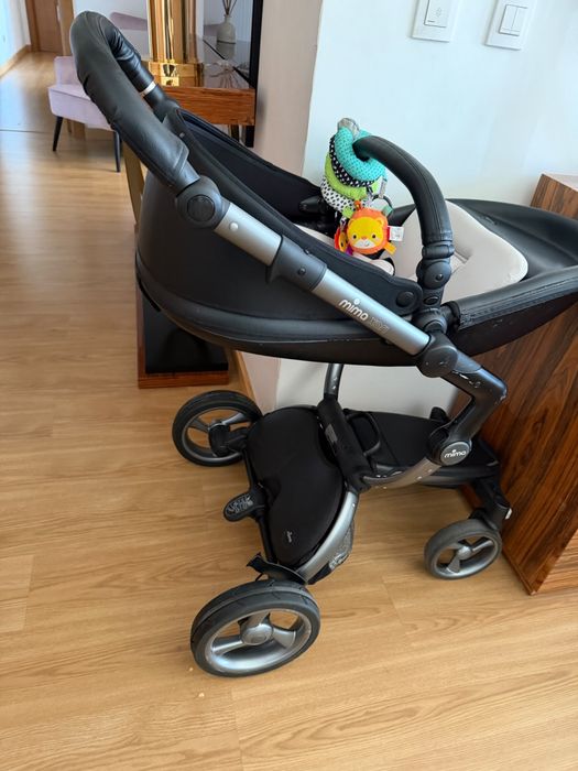 Carrinho de bebé com alcofa