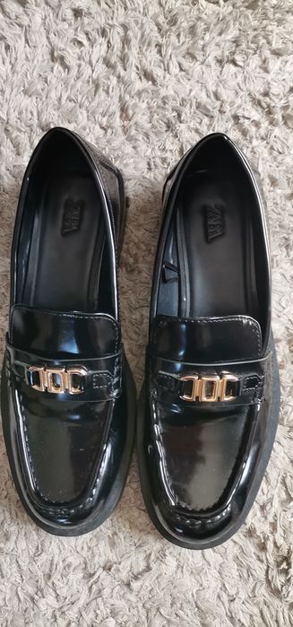 Sapatos de verniz pretos da Zara