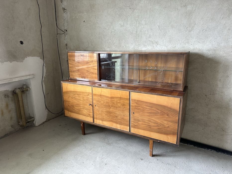 Komoda PRL vintage z witryną – fornir, szkło zdobione, na nóżkach