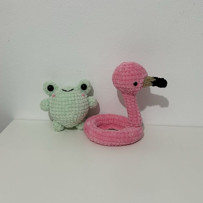 Peluche Crochet Sapo com bóia de Flamingo