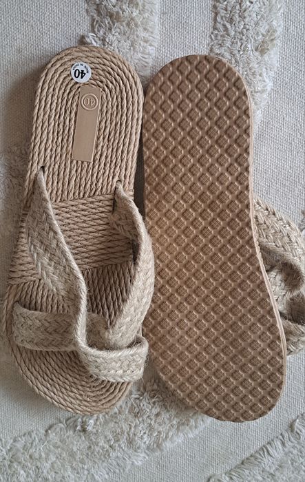 Piękne beżowe klapki boho