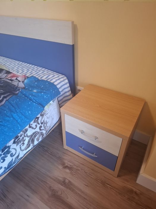 Quarto juvenil com cama secretária mesas cabeceira