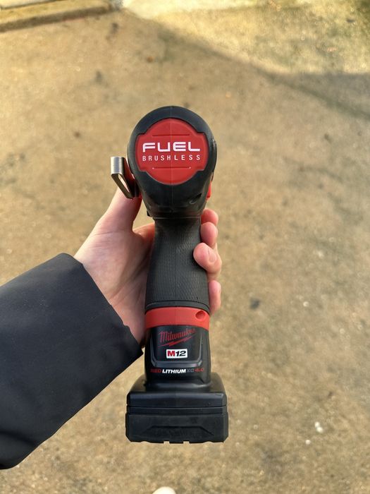 Aparafusadora milwaukee M12