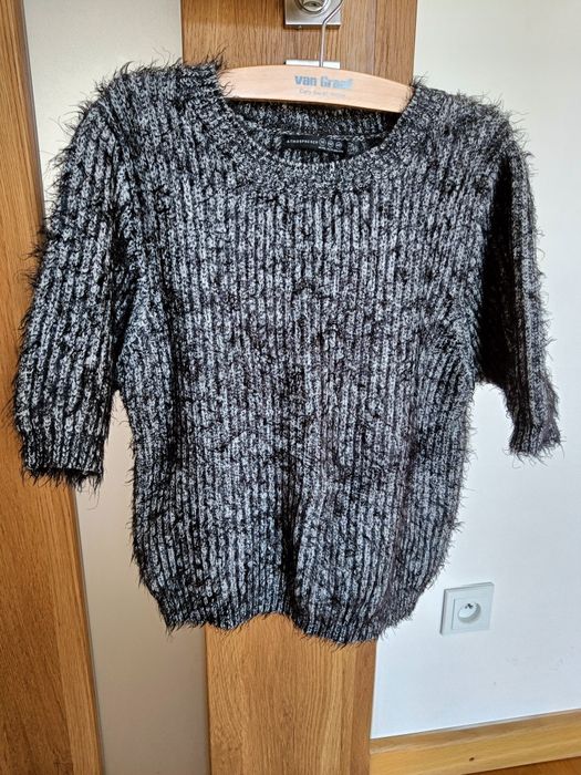 Krótki włochaty sweterek M/ L