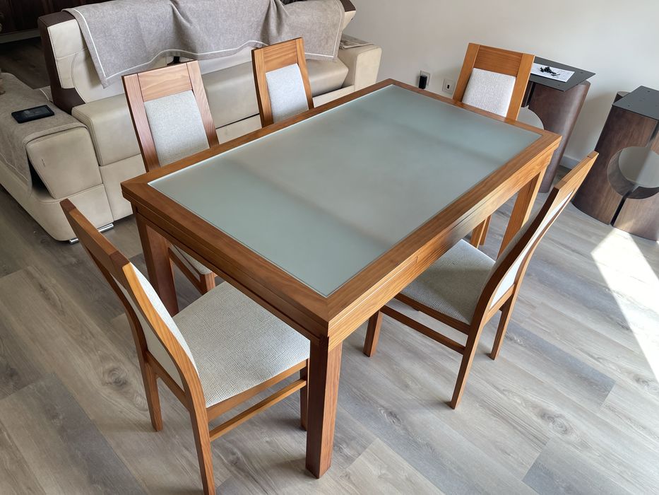 Mesa de jantar e 6 cadeiras
