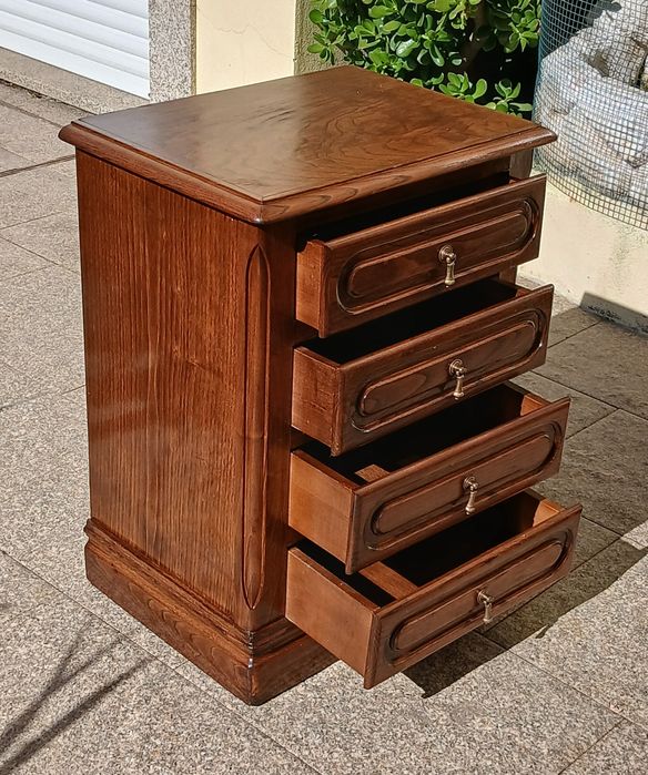 Vendo MESA de CABECEIRA/Apoio com 4 gavetas em madeira MACIÇA como nova. Possibilidade de entrega